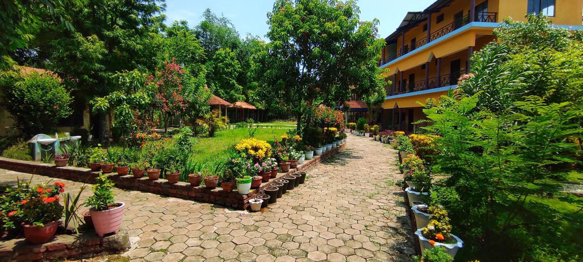 Mr. B'S Place Bardiya Exterior photo